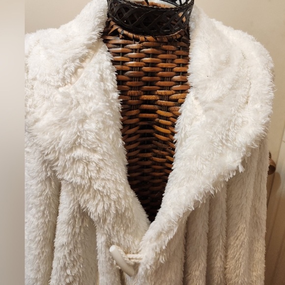 BELK Crown & Ivy Hooded Sherpa Cardigan in White - Picture 5 of 8
